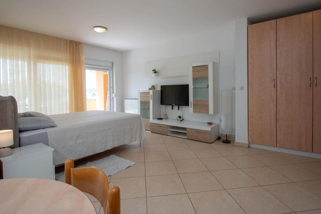 Apartments Matas Sukošan エクステリア 写真